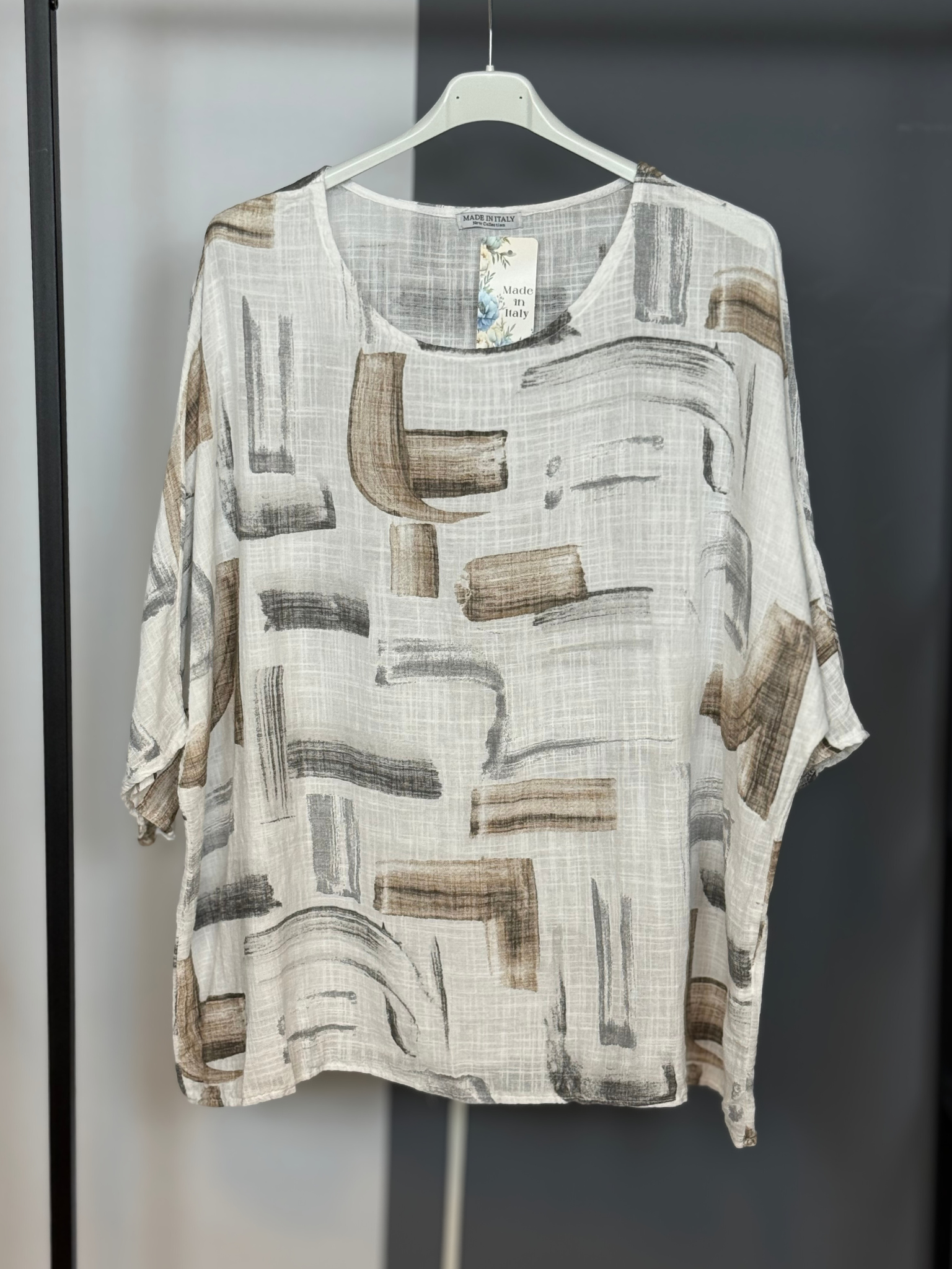 Smart bluse med råt mønster. Den er til plus size kvinden som elsker det enkle design, men stadig gerne vil ha' komfort og god pasform.