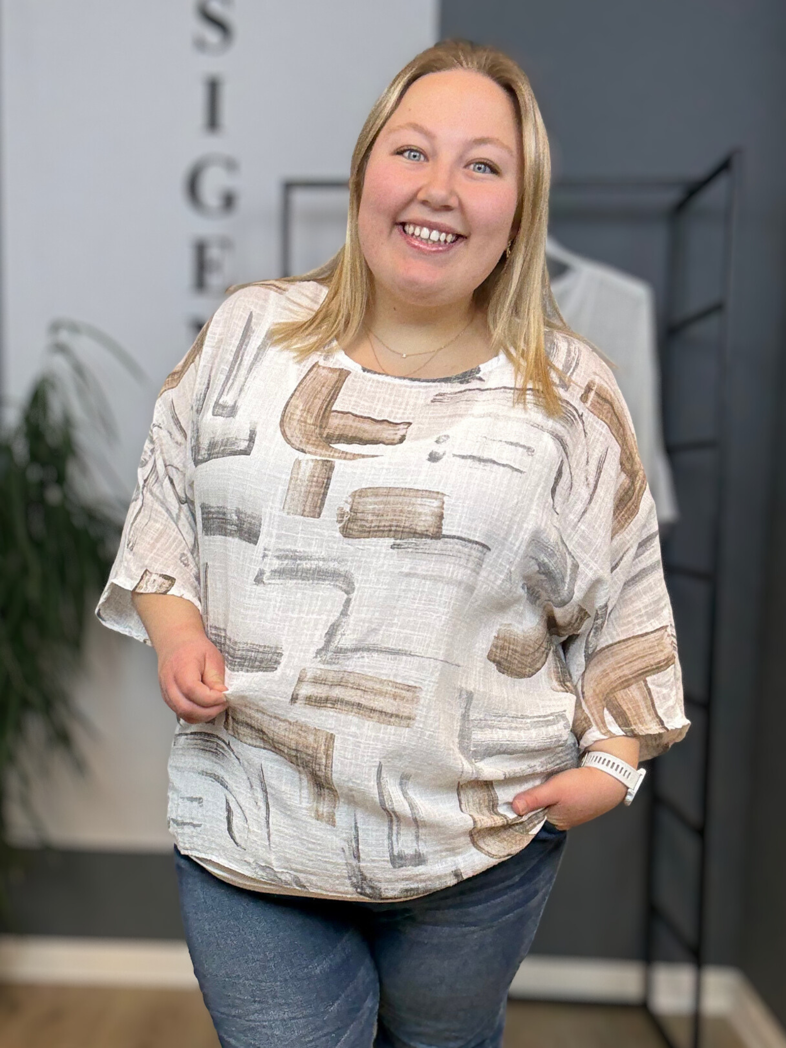 Smart bluse med råt mønster. Den er til plus size kvinden som elsker det enkle design, men stadig gerne vil ha' komfort og god pasform.