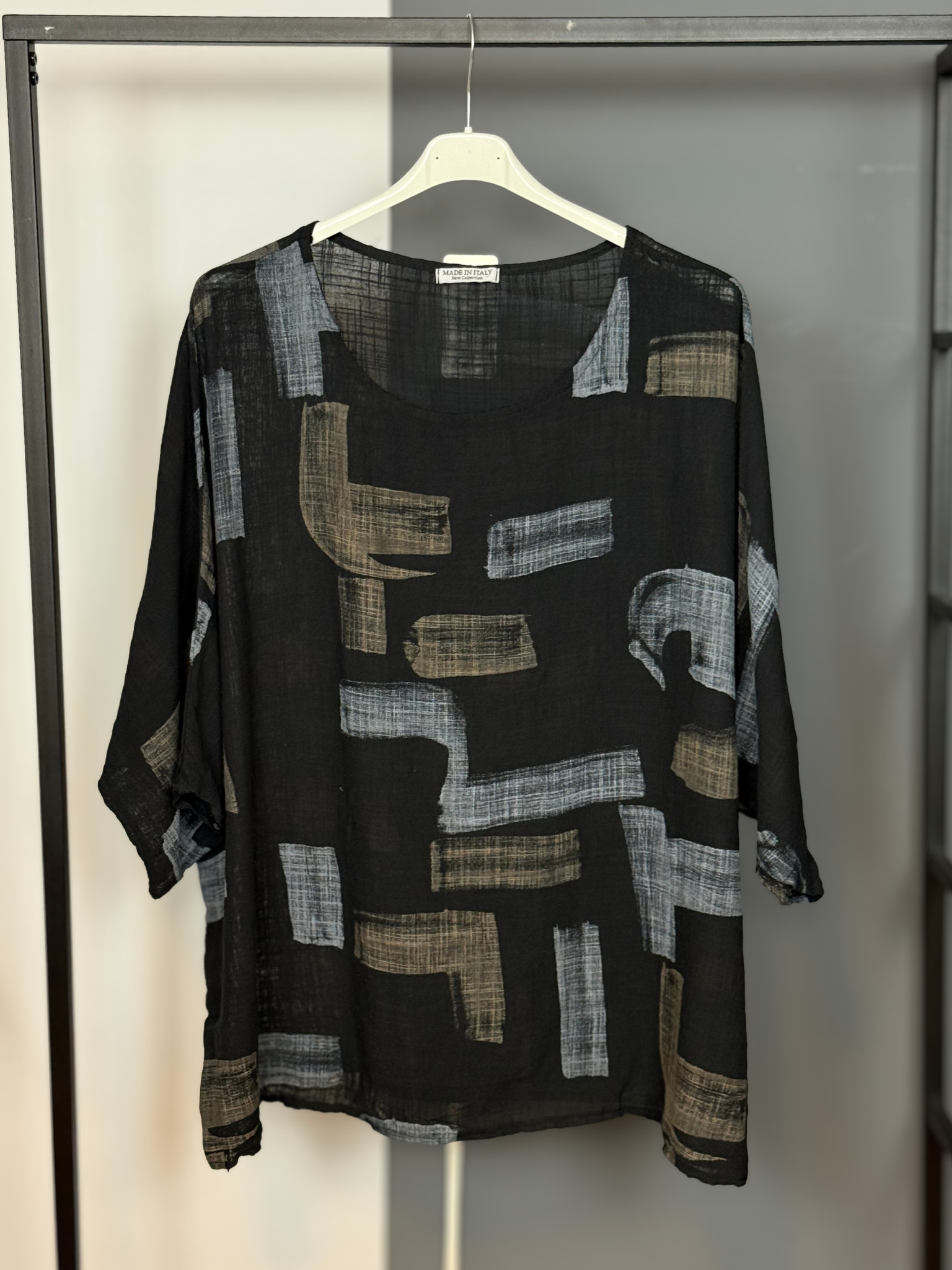 Smart bluse med råt mønster. Den er til plus size kvinden som elsker det enkle design, men stadig gerne vil ha' komfort og god pasform.