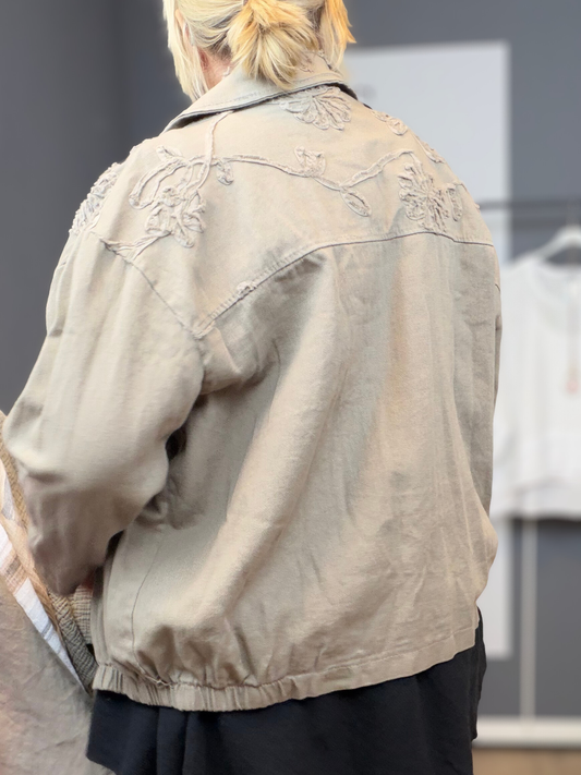 Sød jeansjakke med blomster detaljer. Den er perfekt til plus size kvinderne der ønsker en anderledes jeansjakke.