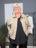 Sød jeansjakke med blomster detaljer. Den er perfekt til plus size kvinderne der ønsker en anderledes jeansjakke.