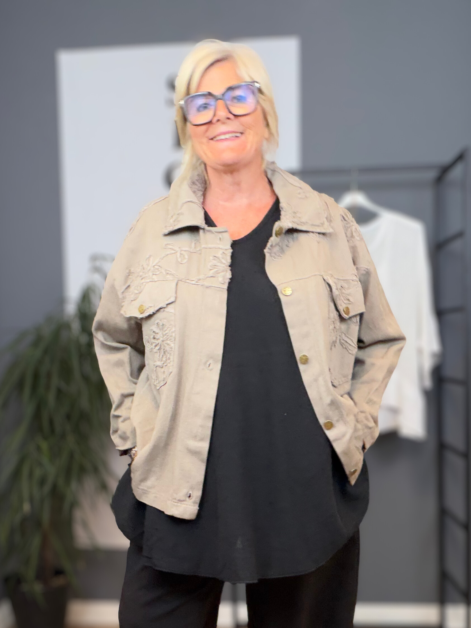 Sød jeansjakke med blomster detaljer. Den er perfekt til plus size kvinderne der ønsker en anderledes jeansjakke.