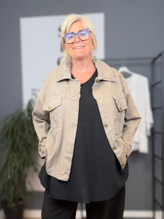 Sød jeansjakke med blomster detaljer. Den er perfekt til plus size kvinderne der ønsker en anderledes jeansjakke.