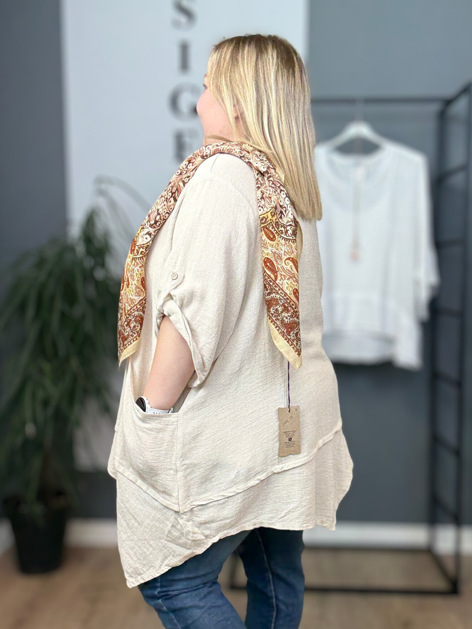 Smart tunika i en lækker bladningskvalitet af bomuld og hør. Denne model er specielt god til plus size kvinde kroppen, grundet den gode facon.