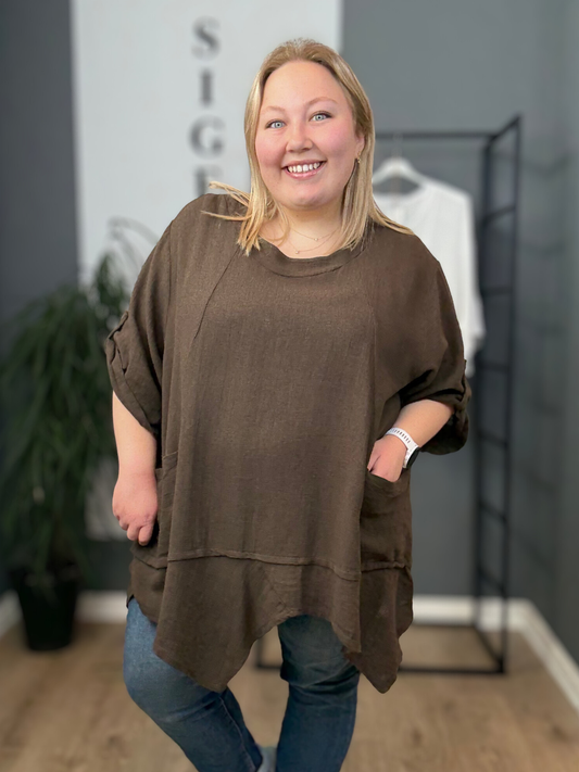 Smart tunika i en lækker bladningskvalitet af bomuld og hør. Denne model er specielt god til plus size kvinde kroppen, grundet den gode facon.