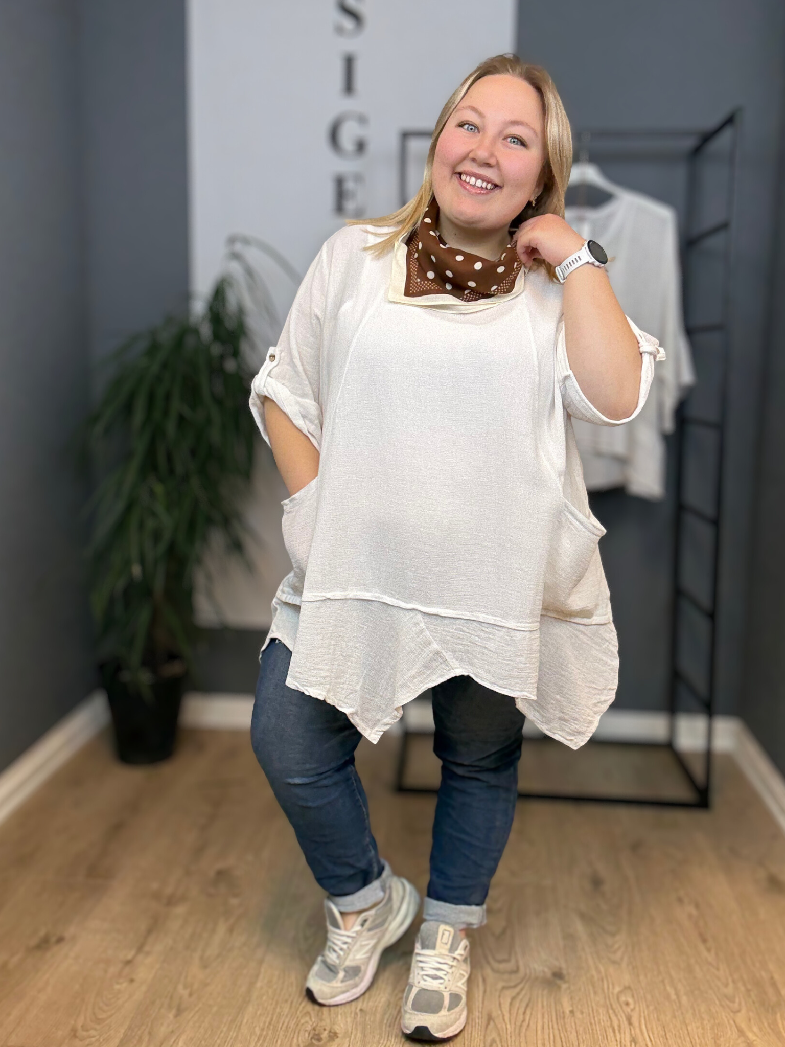 Smart tunika i en lækker bladningskvalitet af bomuld og hør. Denne model er specielt god til plus size kvinde kroppen, grundet den gode facon.