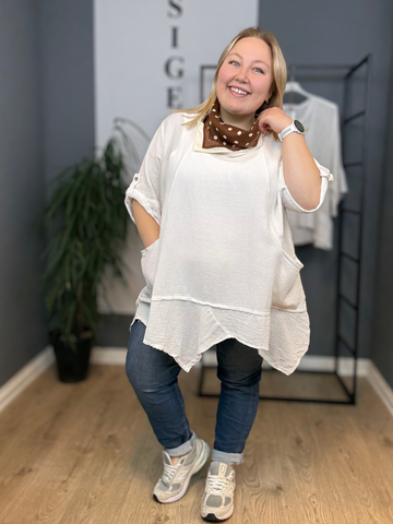 Smart tunika i en lækker bladningskvalitet af bomuld og hør. Denne model er specielt god til plus size kvinde kroppen, grundet den gode facon.