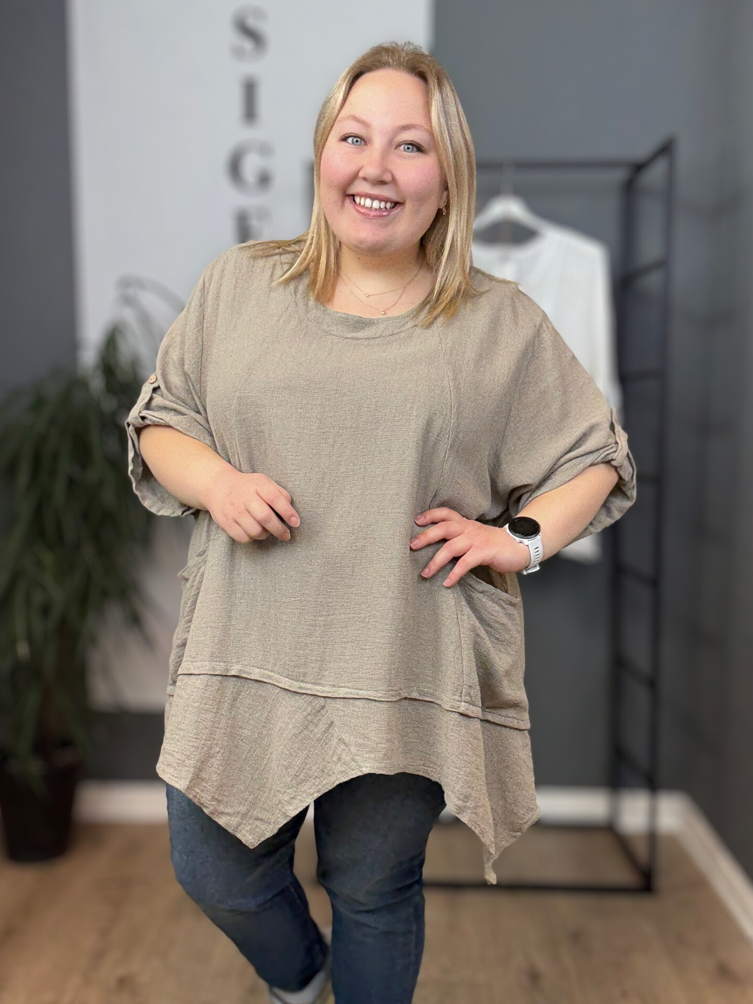 Smart tunika i en lækker bladningskvalitet af bomuld og hør. Denne model er specielt god til plus size kvinde kroppen, grundet den gode facon.