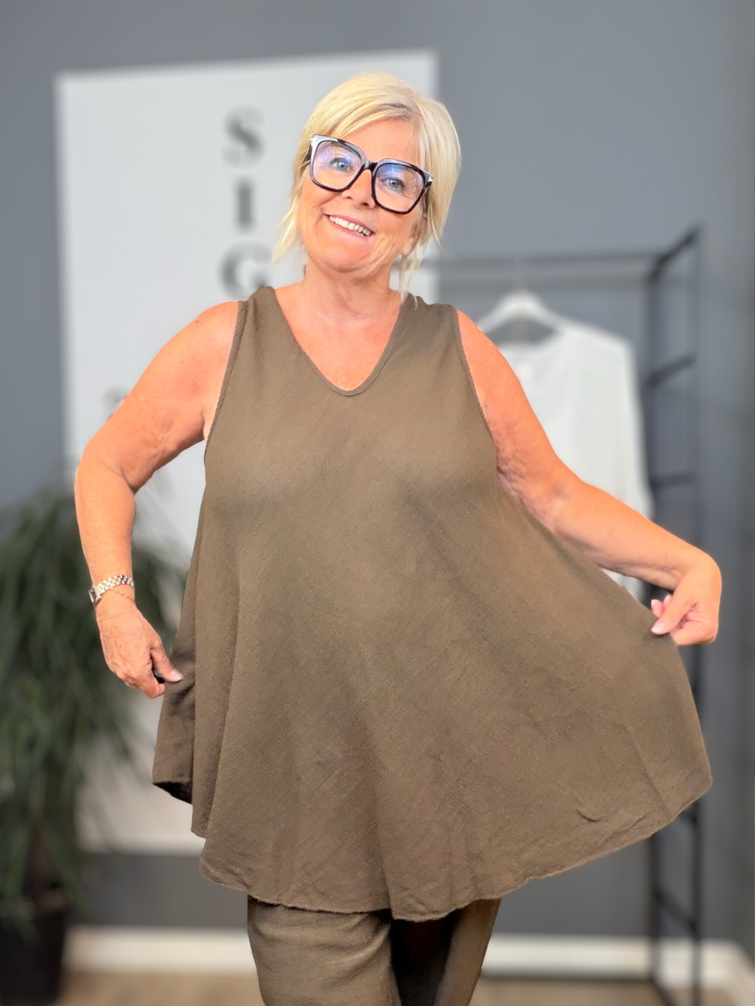 Lena A-toppen er perfekt til plus size kvinden som fyldere mere nedover mave og numse. Den er i en skøn a-facon i en lækker bomuldskvalitet. 