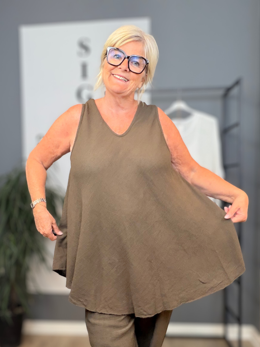 Lena A-toppen er perfekt til plus size kvinden som fyldere mere nedover mave og numse. Den er i en skøn a-facon i en lækker bomuldskvalitet. 
