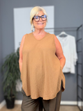 Lena A-toppen er perfekt til plus size kvinden som fyldere mere nedover mave og numse. Den er i en skøn a-facon i en lækker bomuldskvalitet. 