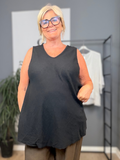 Lena A-toppen er perfekt til plus size kvinden som fyldere mere nedover mave og numse. Den er i en skøn a-facon i en lækker bomuldskvalitet. 