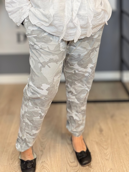 Smart plus size buks i camouflage print. De findes i flere forskellige farver og er god til dig som fylder både foran og bagtil.
