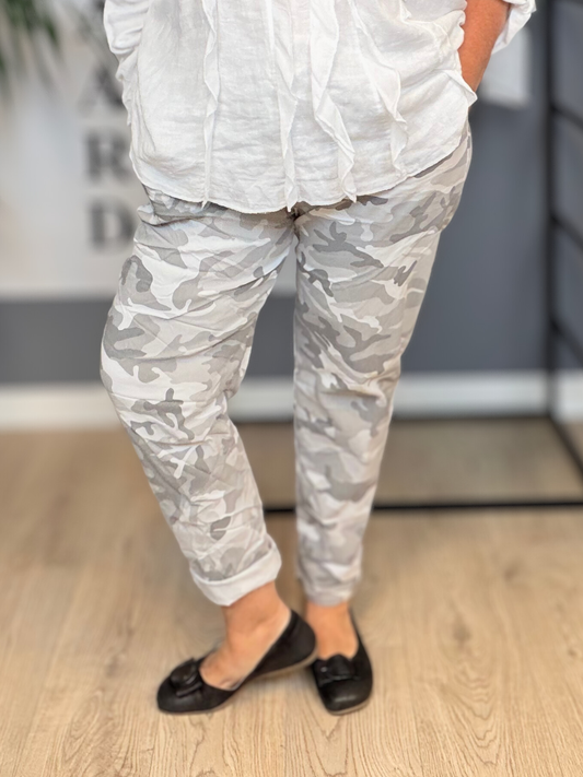Smart plus size buks i camouflage print. De findes i flere forskellige farver og er god til dig som fylder både foran og bagtil.