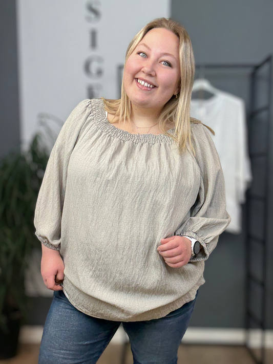Molly plussize bluse med elastik omkring halsen, der giver en behagelig og fleksibel pasform til kurvede kvinder, perfekt til både hverdag og fest.