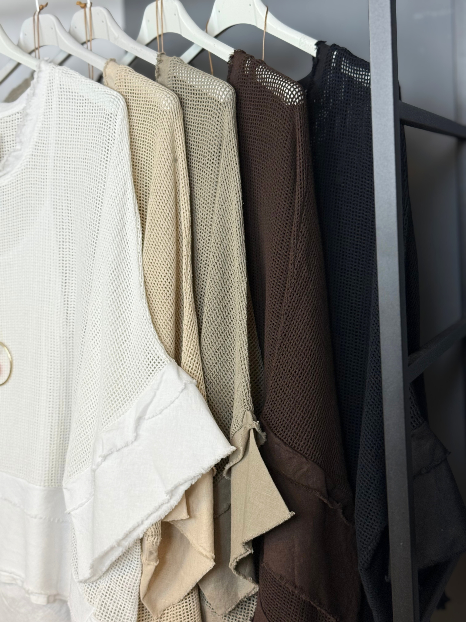 Smart net t-shirt med rå kanter. Det er en af dem du vil elske, fordi den kan bruges til både hverdag og fest - det handler udelukkende om hvordan du sætter tingene sammen. 