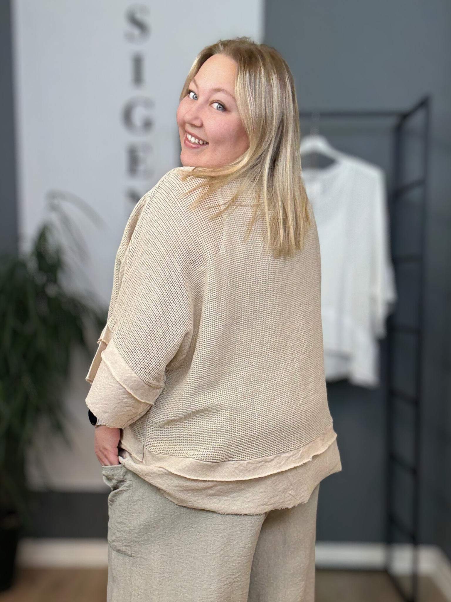 Smart net t-shirt med rå kanter. Det er en af dem du vil elske, fordi den kan bruges til både hverdag og fest - det handler udelukkende om hvordan du sætter tingene sammen. 