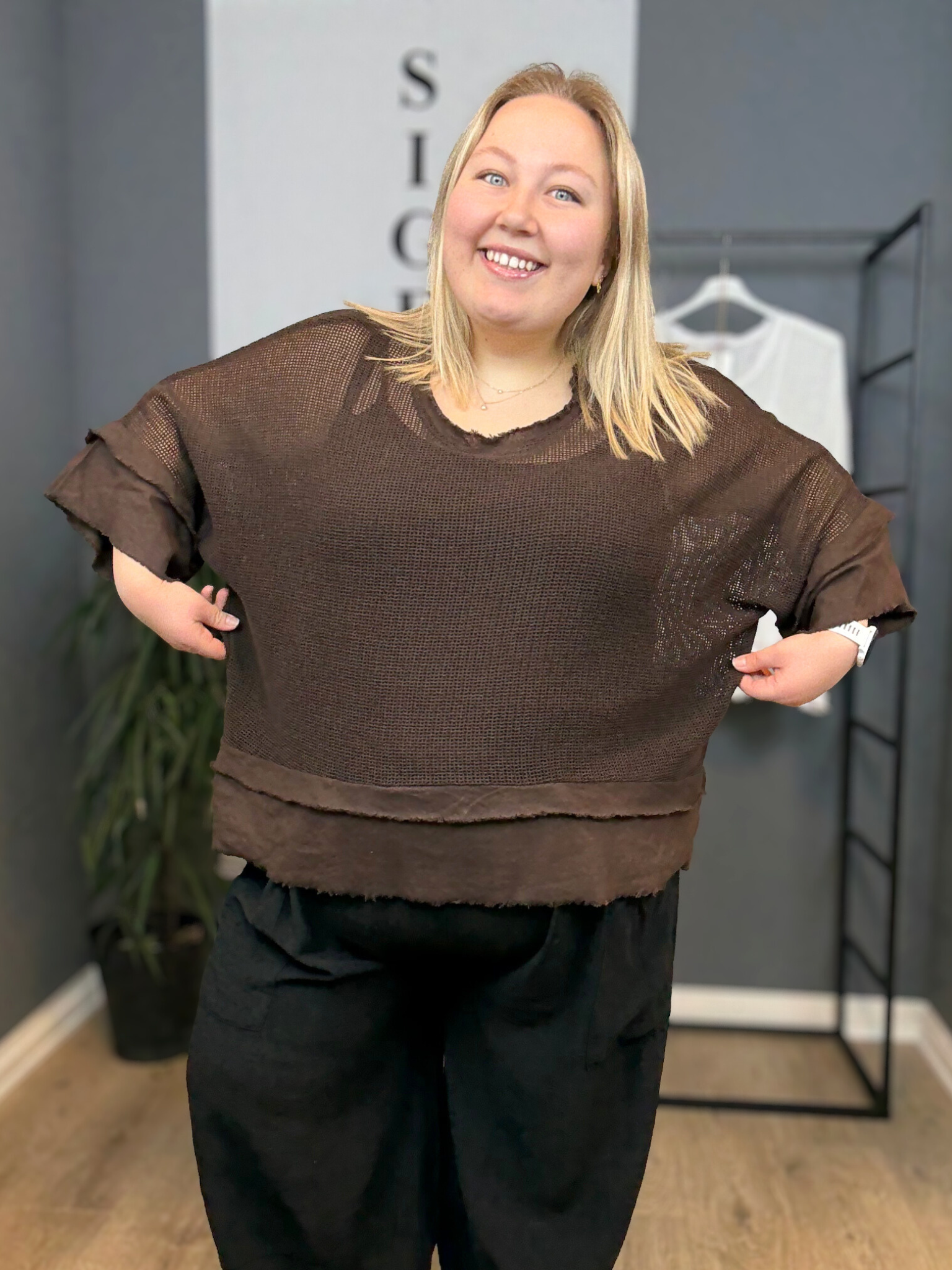 Smart net t-shirt med rå kanter. Det er en af dem du vil elske, fordi den kan bruges til både hverdag og fest - det handler udelukkende om hvordan du sætter tingene sammen. 