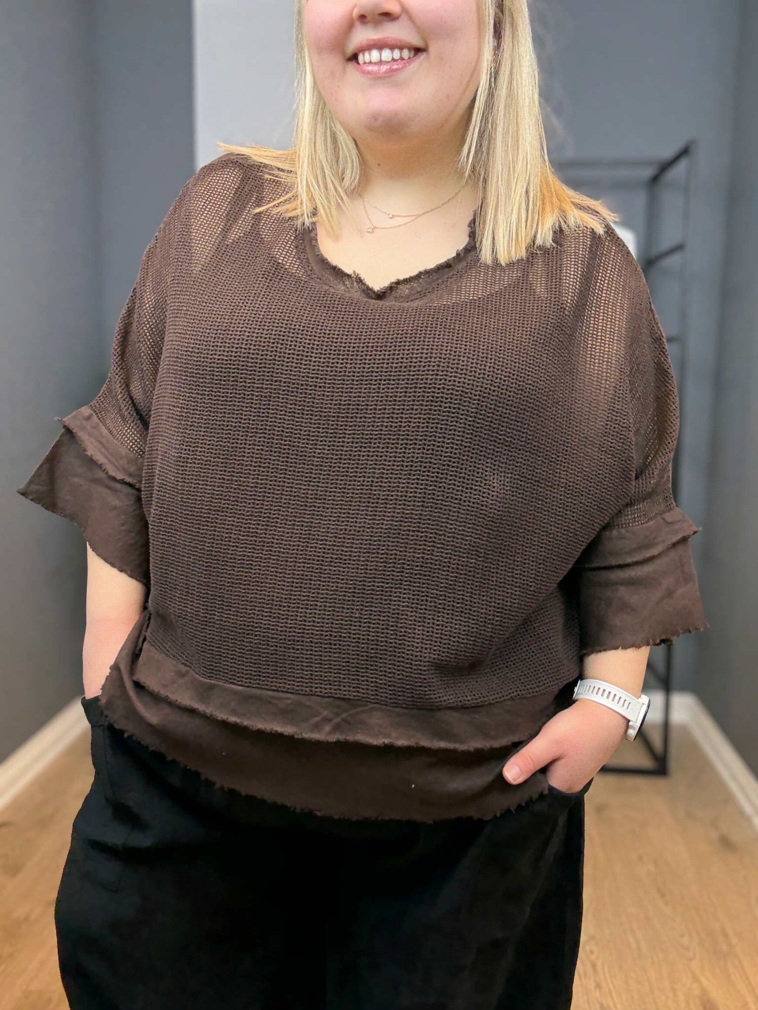 Smart net t-shirt med rå kanter. Det er en af dem du vil elske, fordi den kan bruges til både hverdag og fest - det handler udelukkende om hvordan du sætter tingene sammen. 