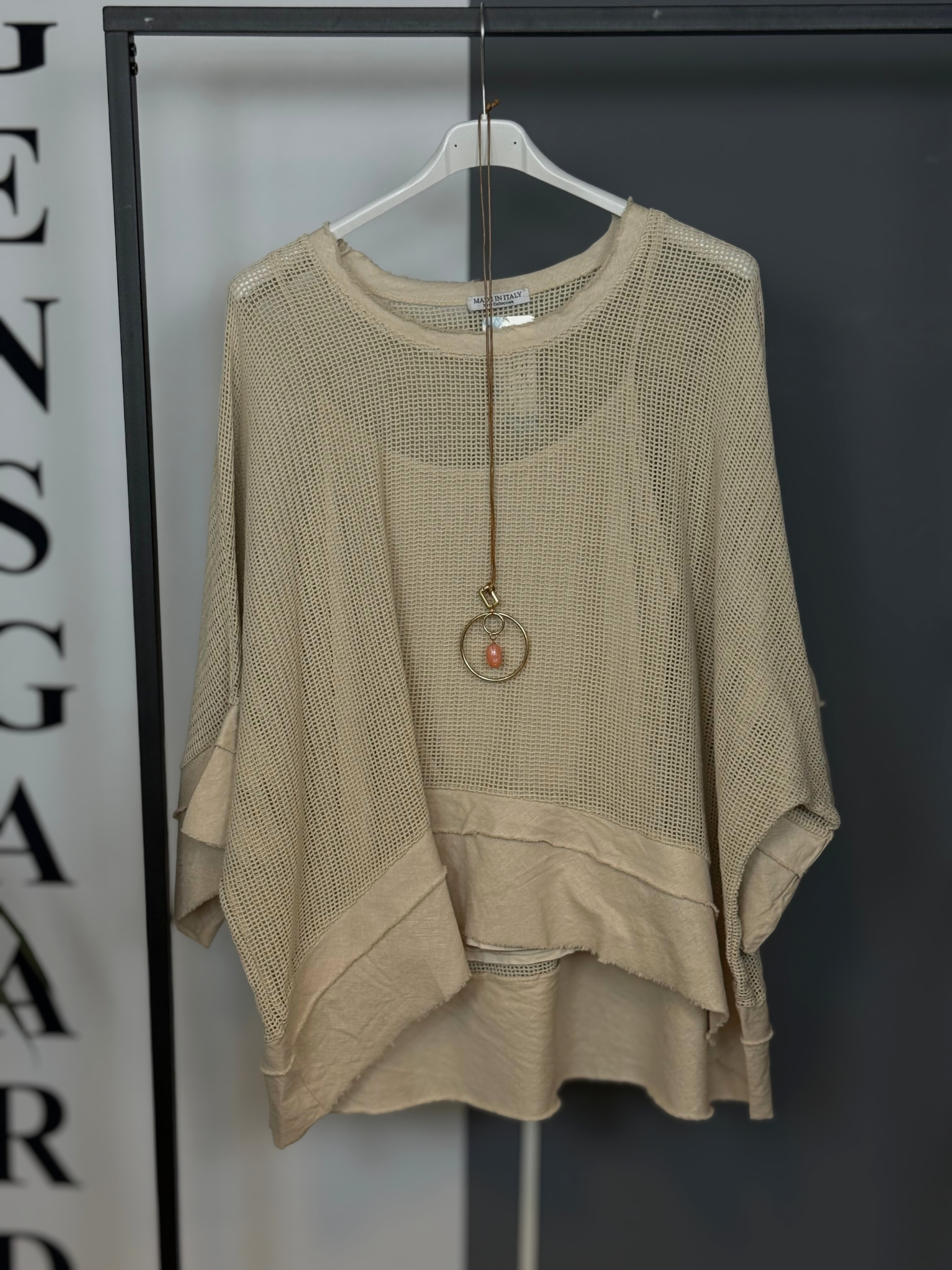 Smart net t-shirt med rå kanter. Det er en af dem du vil elske, fordi den kan bruges til både hverdag og fest - det handler udelukkende om hvordan du sætter tingene sammen. 