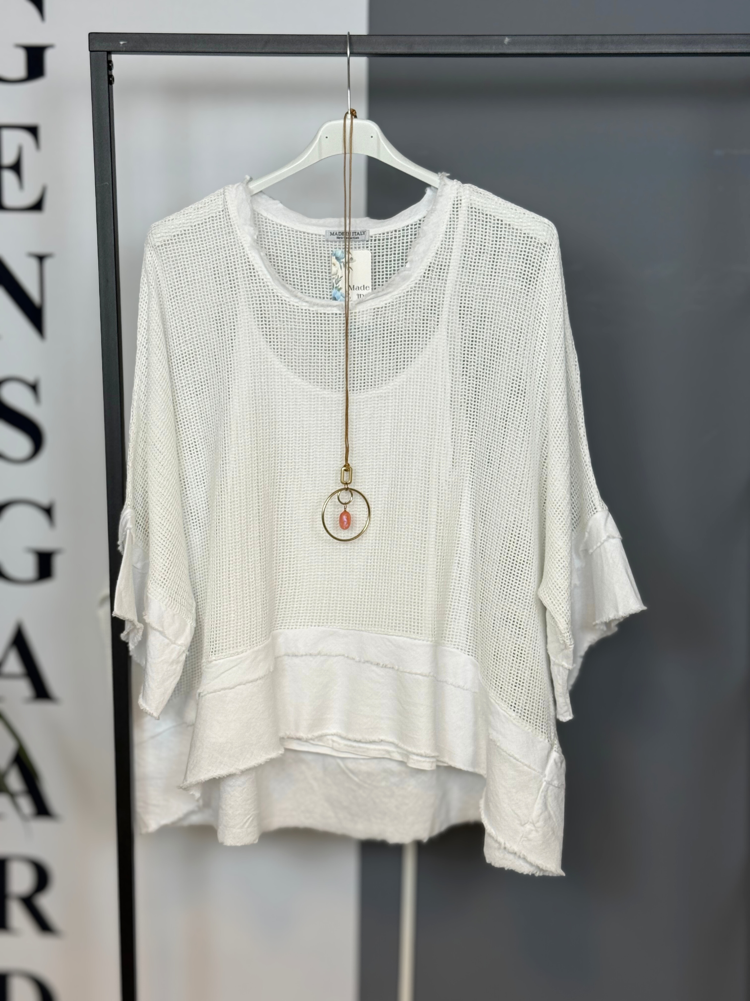 Smart net t-shirt med rå kanter. Det er en af dem du vil elske, fordi den kan bruges til både hverdag og fest - det handler udelukkende om hvordan du sætter tingene sammen. 