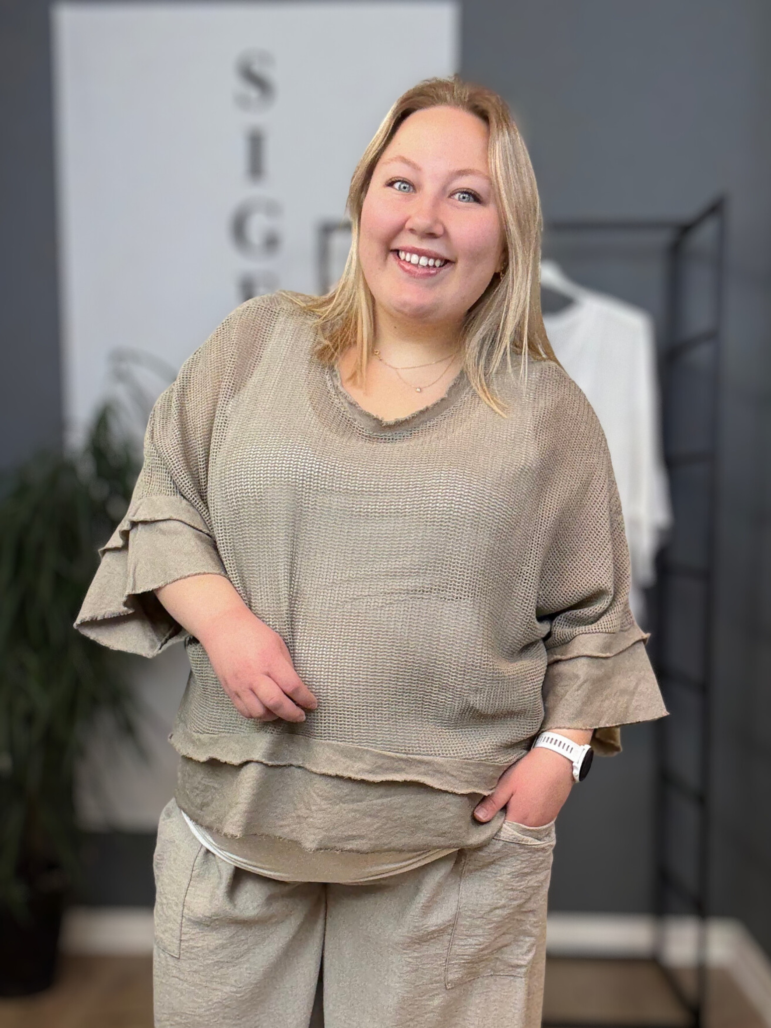 Smart net t-shirt med rå kanter. Det er en af dem du vil elske, fordi den kan bruges til både hverdag og fest - det handler udelukkende om hvordan du sætter tingene sammen. 