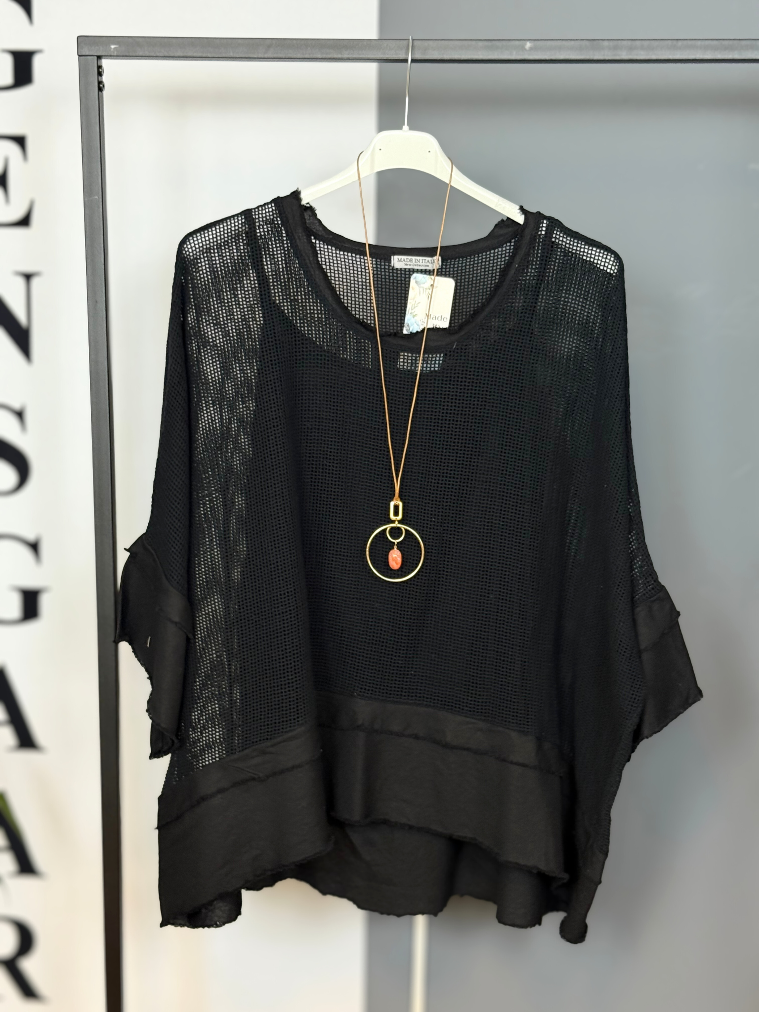 Smart net t-shirt med rå kanter. Det er en af dem du vil elske, fordi den kan bruges til både hverdag og fest - det handler udelukkende om hvordan du sætter tingene sammen. 