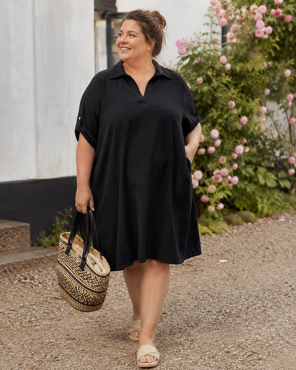 Oda kjolen er en af vores populære kjoler til plus size kvinden. Den går ned i V-hals og med elevatorhejs på ærme, som altid er et hit.

Billedet er genereret vha. AI.