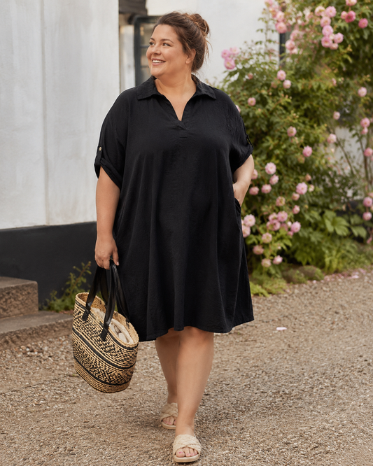 Oda kjolen er en af vores populære kjoler til plus size kvinden. Den går ned i V-hals og med elevatorhejs på ærme, som altid er et hit.

Billedet er genereret vha. AI.