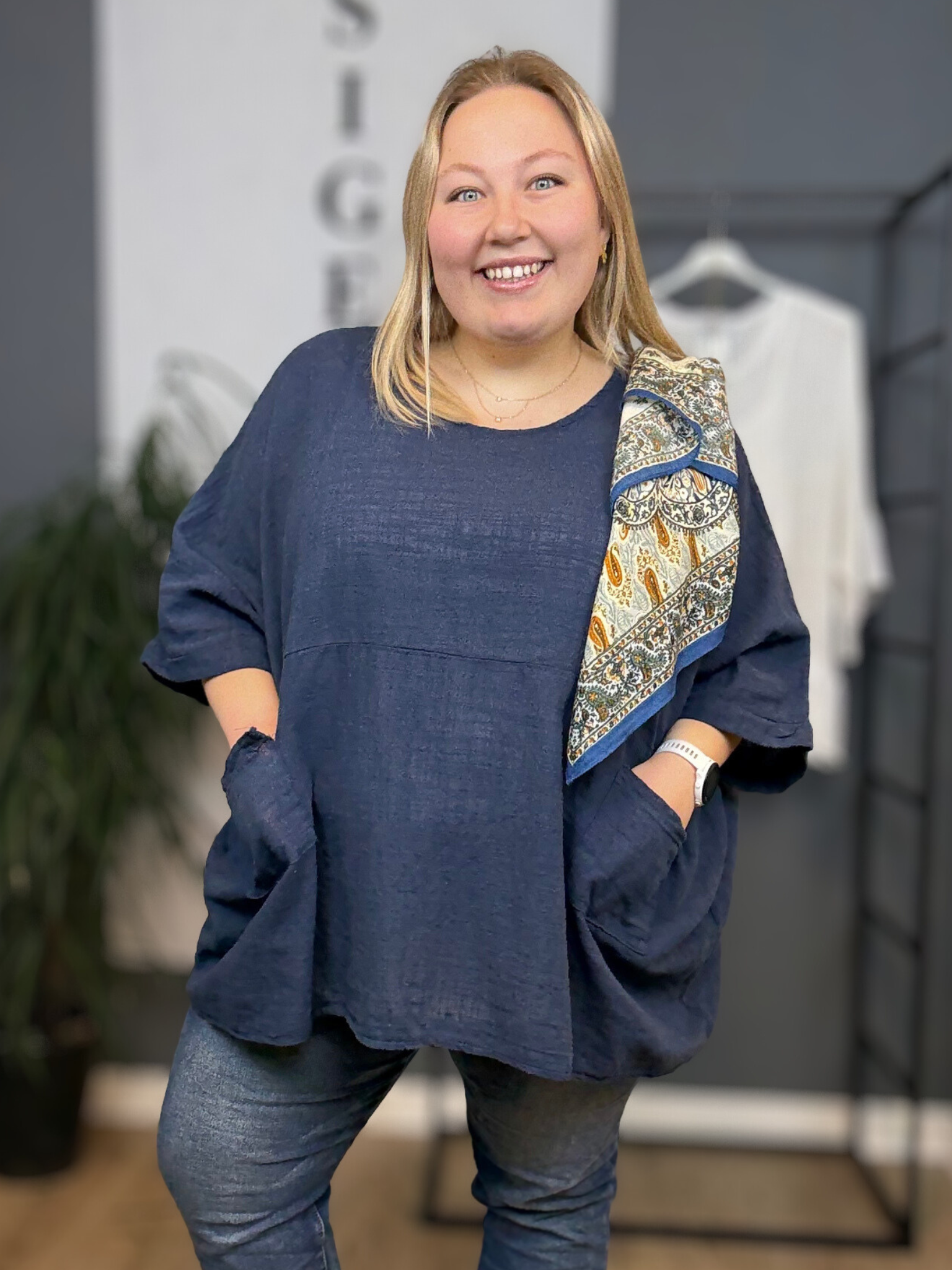 Susanne tunikaen er en bomuldstunika til plus size kvinden som elsker det simple der har en god pasform og en lækker åndbar kvalitet. 