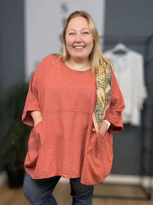 Susanne tunikaen er en bomuldstunika til plus size kvinden som elsker det simple der har en god pasform og en lækker åndbar kvalitet. 