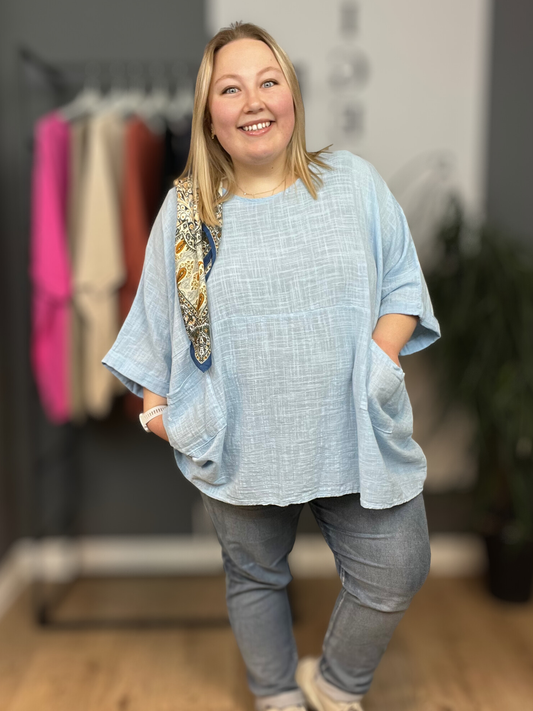 Susanne tunikaen er en bomuldstunika til plus size kvinden som elsker det simple der har en god pasform og en lækker åndbar kvalitet. 