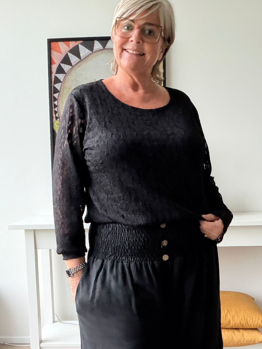 Sigensgaard blonde T-shirt til kvinder i plussize. Smart og feminin T-shirt med flotte blondedetaljer, der giver et elegant og stilfuldt look. Perfekt til både hverdag og fest.