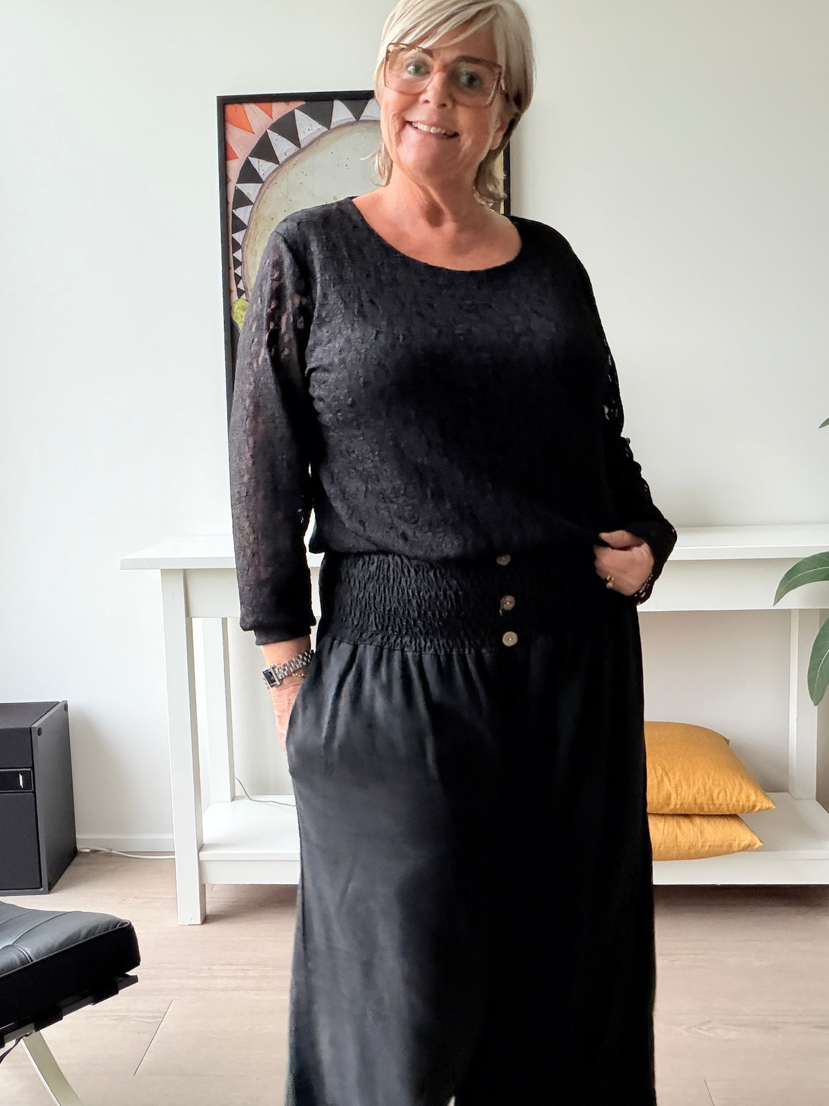Sigensgaard blonde T-shirt til kvinder i plussize. Smart og feminin T-shirt med flotte blondedetaljer, der giver et elegant og stilfuldt look. Perfekt til både hverdag og fest.