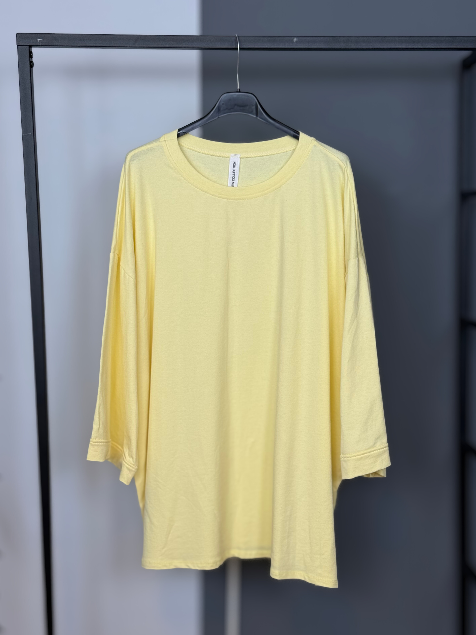 Skøn basic T-shirt, rund i hals og med 7/8 del langt ærme. Den kedelige vi ikke kan undvære.