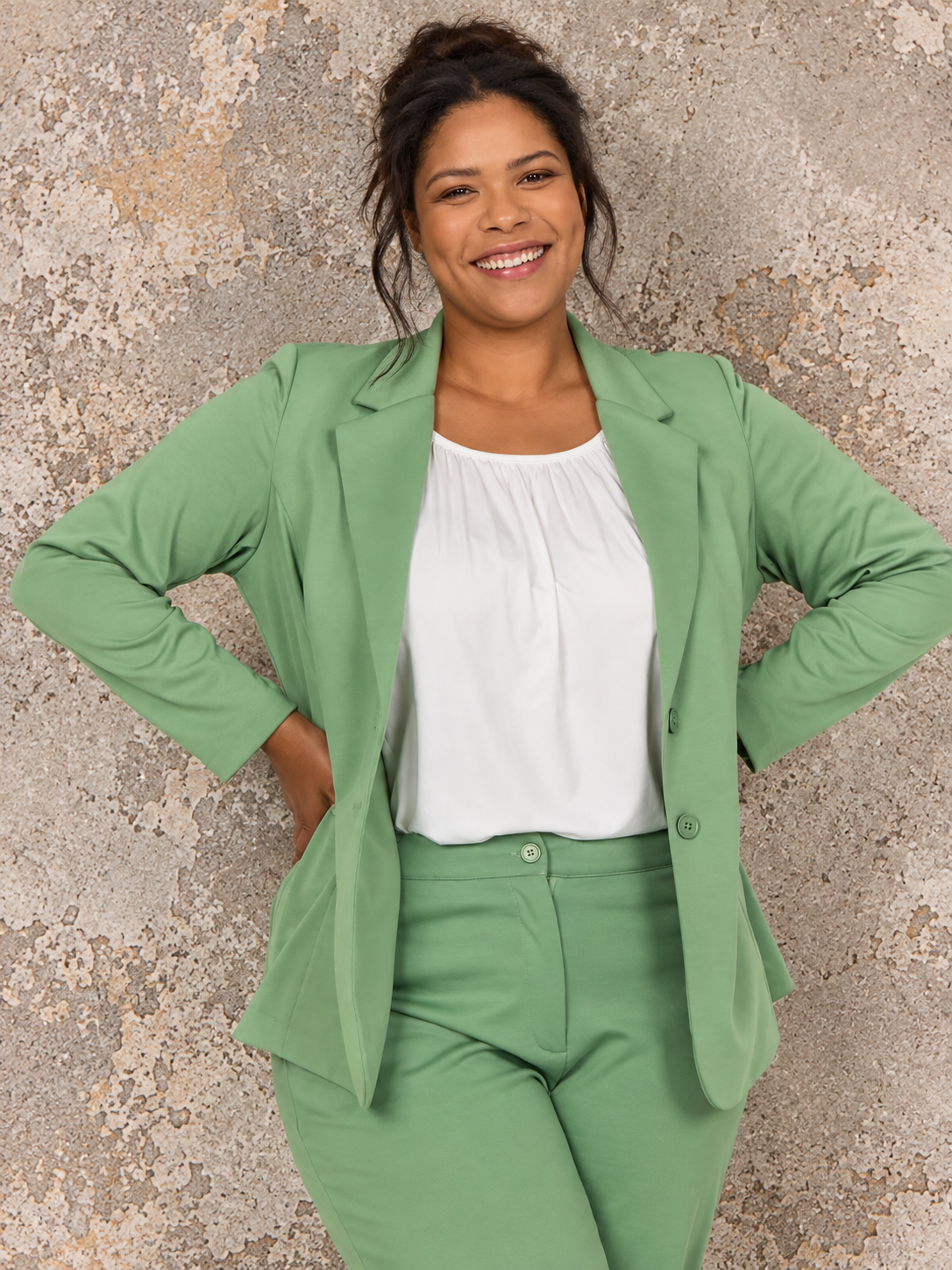 Sina 1 Plus Size blazer i sort med klassisk snit, reverskrave og komfortabel pasform. 