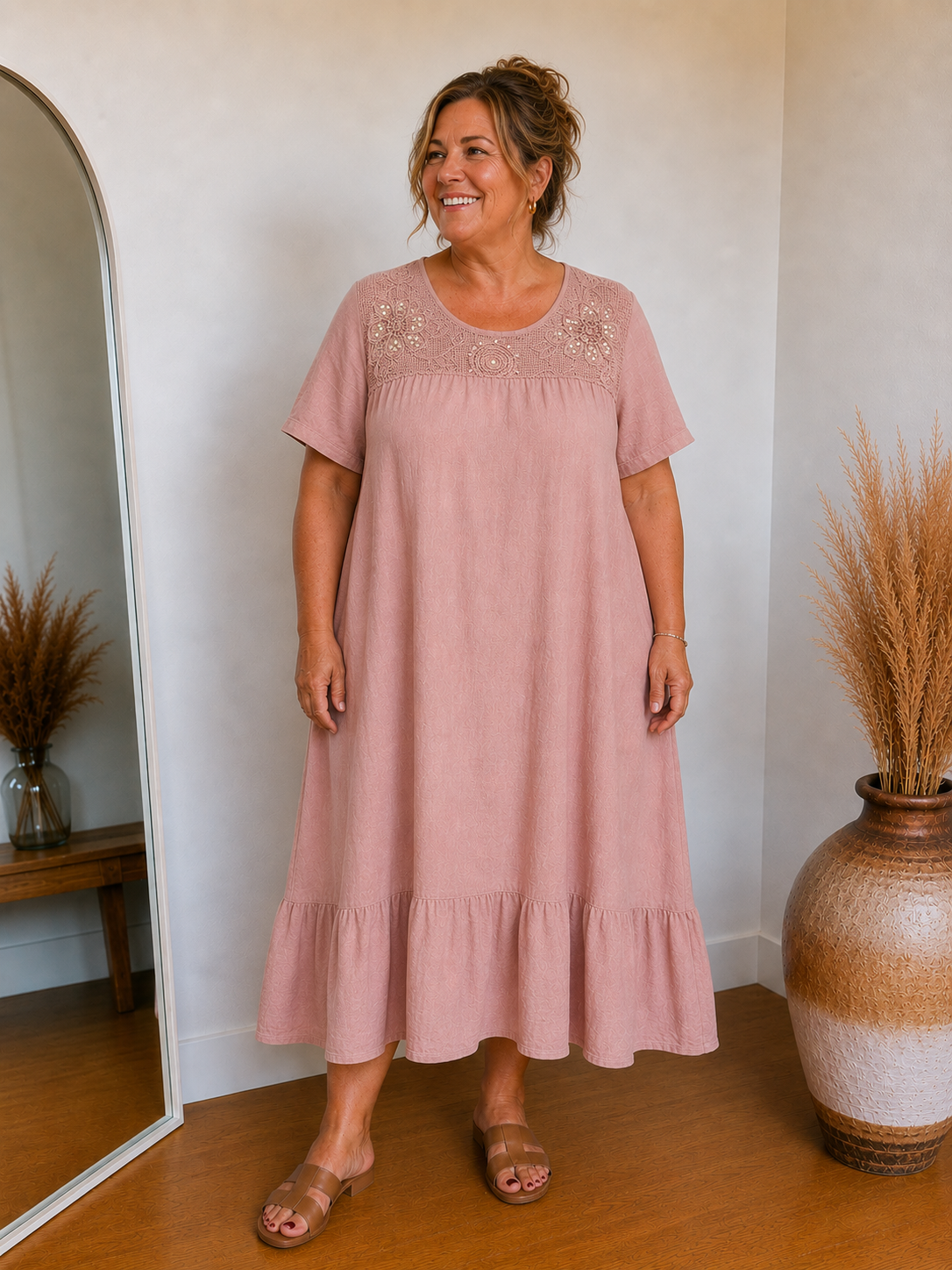 Smuk kjole med en god facon. Den findes i flere farver og er en af de kjoler vi mener er oplagt til både hverdag og fest. Plus size mode kan sagtens være smart. 

Billedet er genereret vha. AI for at vise kjolen på en person. 