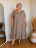 Smuk kjole med en god facon. Den findes i flere farver og er en af de kjoler vi mener er oplagt til både hverdag og fest. Plus size mode kan sagtens være smart. 

Billedet er genereret vha. AI for at vise kjolen på en person. 