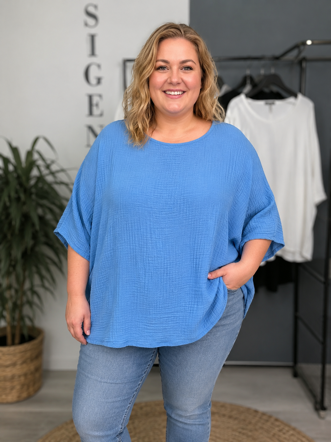 Lækker bomulds t-shirt i ble-kvalitet. Denne er perfekt til sommermånederne hvor der er mange af os plus size kvinder som har det varmt. 

Billedet er genereret vha. AI for at t-shirten kan vises på en person.