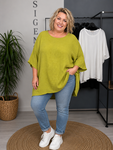 Lækker bomulds t-shirt i ble-kvalitet. Denne er perfekt til sommermånederne hvor der er mange af os plus size kvinder som har det varmt. 

Billedet er genereret vha. AI for at t-shirten kan vises på en person.