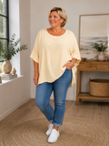 Lækker bomulds t-shirt i ble-kvalitet. Denne er perfekt til sommermånederne hvor der er mange af os plus size kvinder som har det varmt. 

Billedet er genereret vha. AI for at t-shirten kan vises på en person.