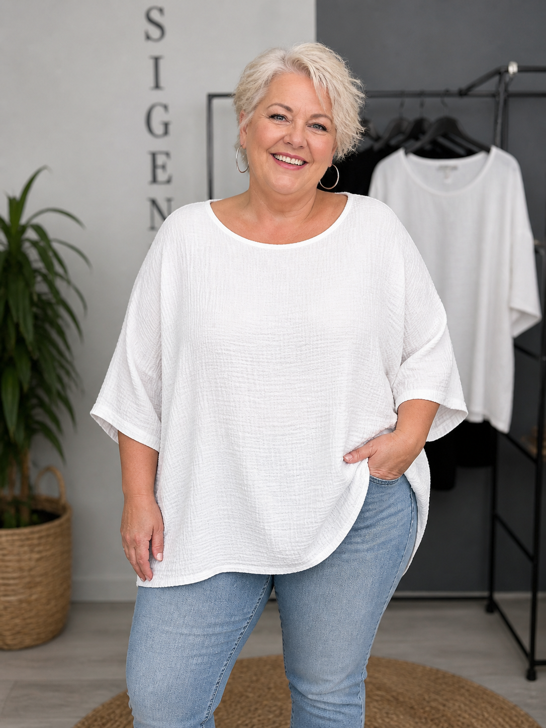 Lækker bomulds t-shirt i ble-kvalitet. Denne er perfekt til sommermånederne hvor der er mange af os plus size kvinder som har det varmt. 

Billedet er genereret vha. AI for at t-shirten kan vises på en person.