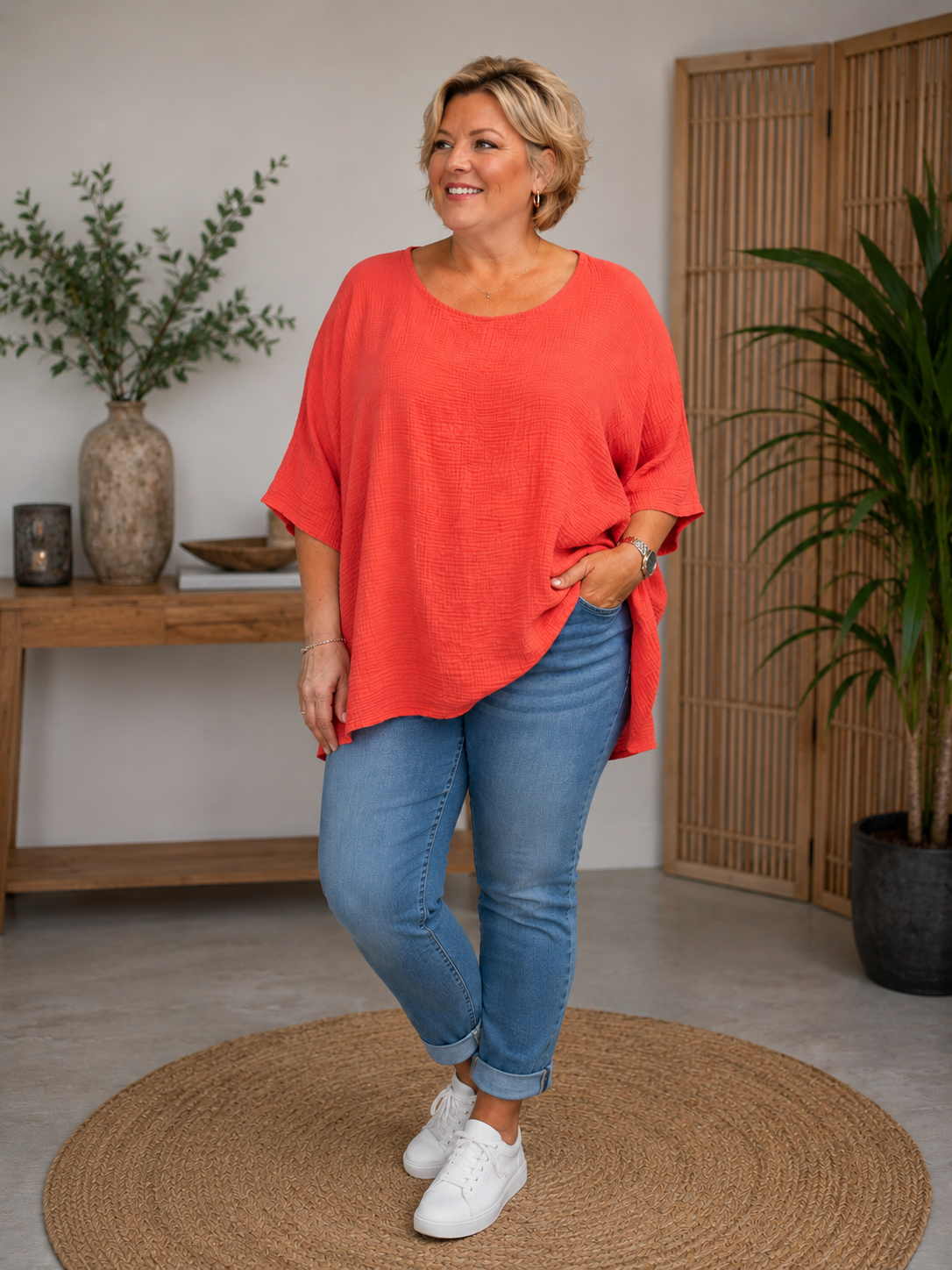 Lækker bomulds t-shirt i ble-kvalitet. Denne er perfekt til sommermånederne hvor der er mange af os plus size kvinder som har det varmt. 

Billedet er genereret vha. AI for at t-shirten kan vises på en person.