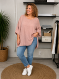 Lækker bomulds t-shirt i ble-kvalitet. Denne er perfekt til sommermånederne hvor der er mange af os plus size kvinder som har det varmt. 

Billedet er genereret vha. AI for at t-shirten kan vises på en person.