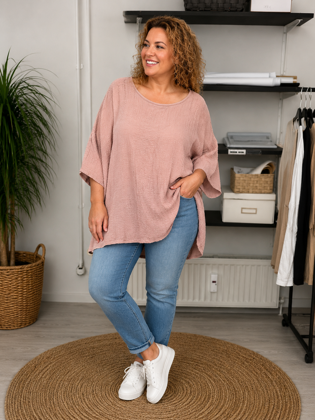 Lækker bomulds t-shirt i ble-kvalitet. Denne er perfekt til sommermånederne hvor der er mange af os plus size kvinder som har det varmt. 

Billedet er genereret vha. AI for at t-shirten kan vises på en person.