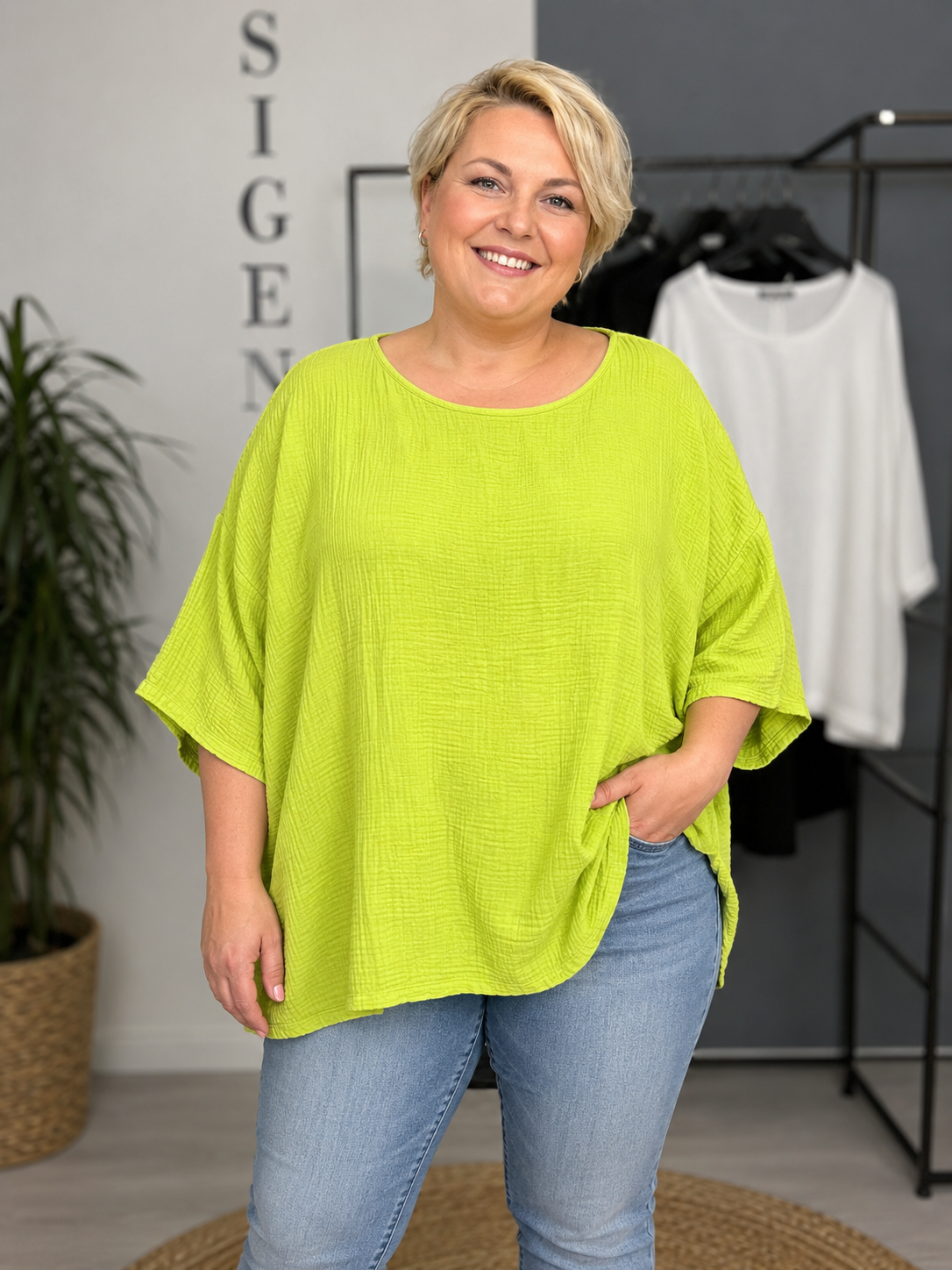 Lækker bomulds t-shirt i ble-kvalitet. Denne er perfekt til sommermånederne hvor der er mange af os plus size kvinder som har det varmt. 

Billedet er genereret vha. AI for at t-shirten kan vises på en person.