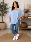Lækker bomulds t-shirt i ble-kvalitet. Denne er perfekt til sommermånederne hvor der er mange af os plus size kvinder som har det varmt. 

Billedet er genereret vha. AI for at t-shirten kan vises på en person.