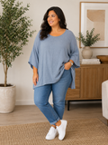 Lækker bomulds t-shirt i ble-kvalitet. Denne er perfekt til sommermånederne hvor der er mange af os plus size kvinder som har det varmt. 

Billedet er genereret vha. AI for at t-shirten kan vises på en person.