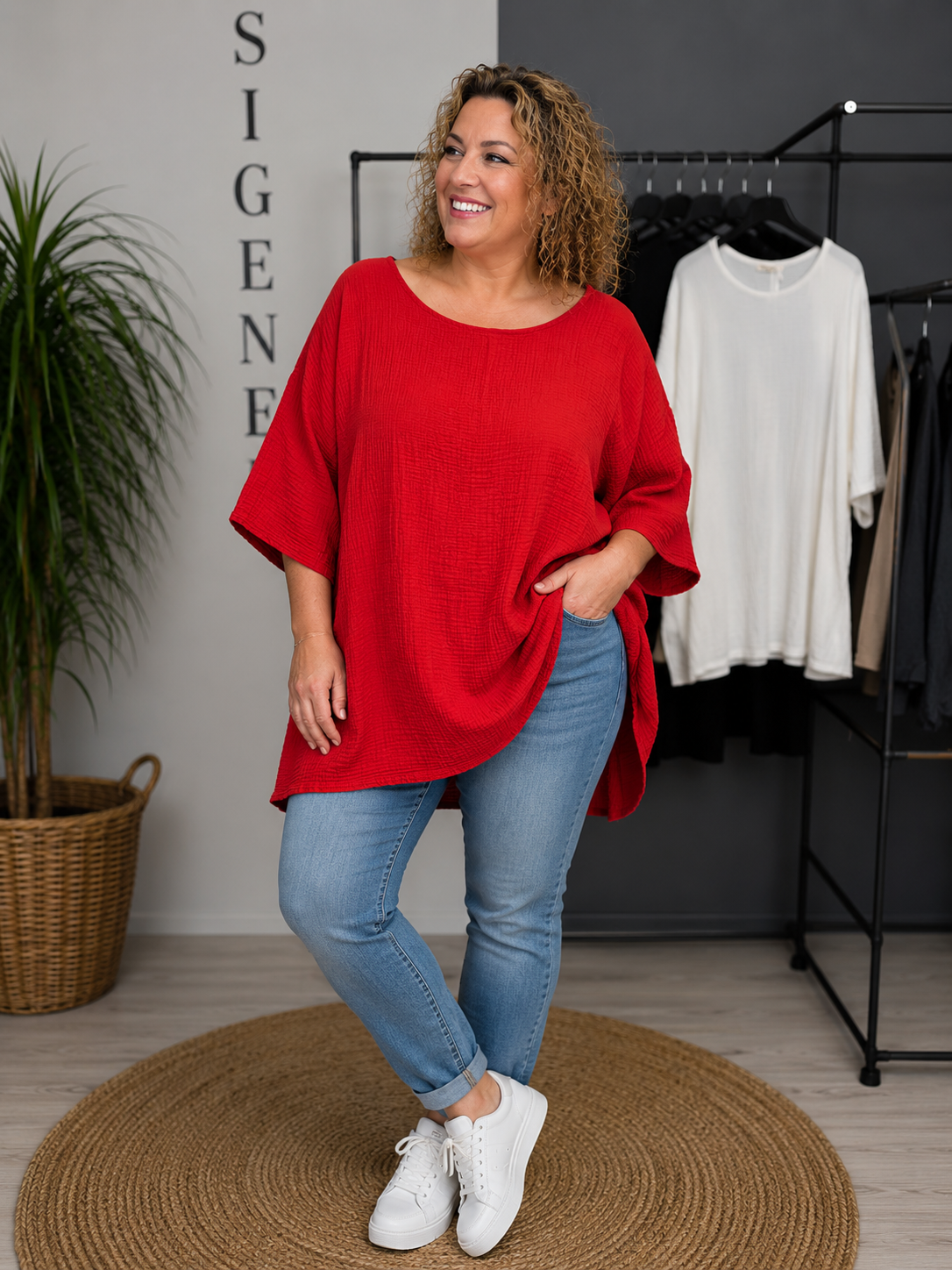 Lækker bomulds t-shirt i ble-kvalitet. Denne er perfekt til sommermånederne hvor der er mange af os plus size kvinder som har det varmt. 

Billedet er genereret vha. AI for at t-shirten kan vises på en person.