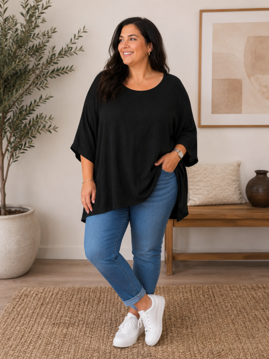 Lækker bomulds t-shirt i ble-kvalitet. Denne er perfekt til sommermånederne hvor der er mange af os plus size kvinder som har det varmt. 

Billedet er genereret vha. AI for at t-shirten kan vises på en person.